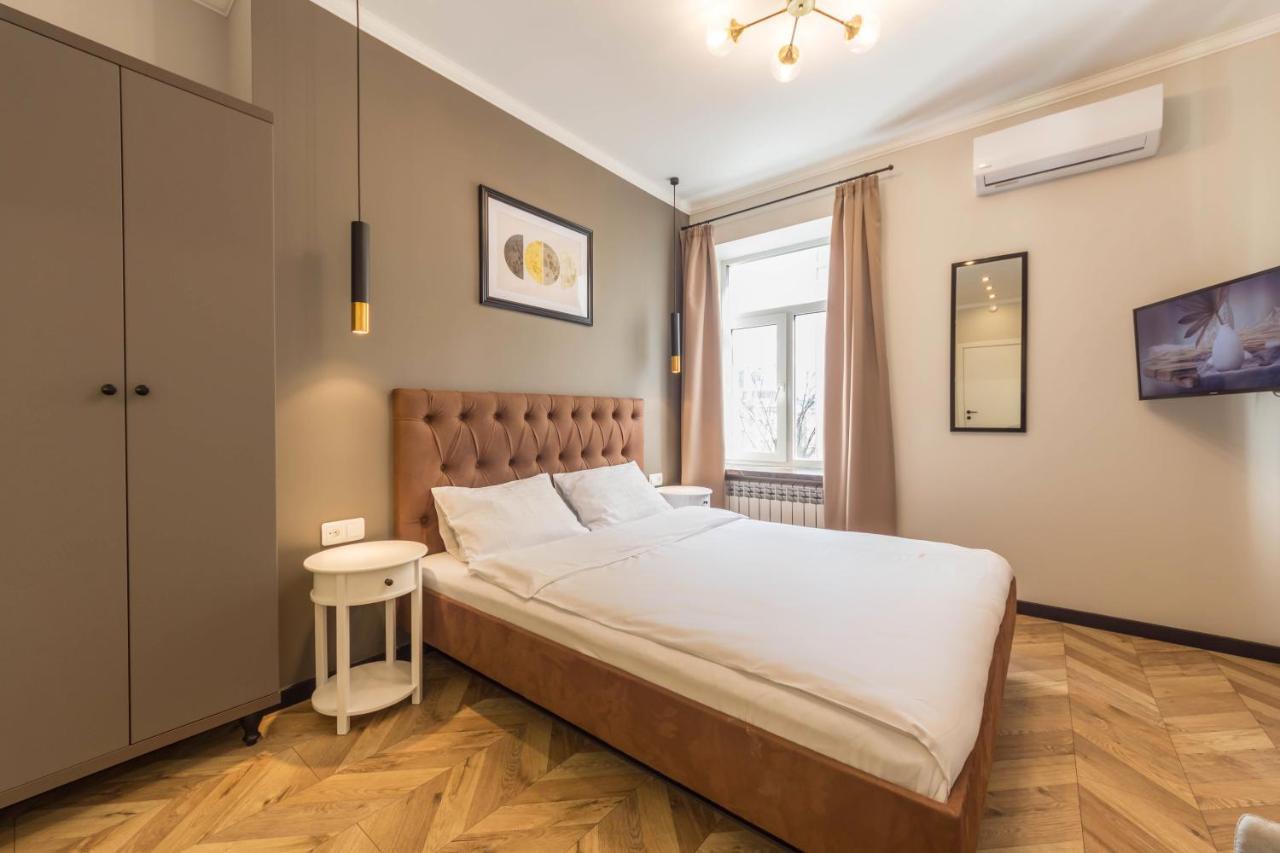 Dayflat On Mykhailivs'ka Kiew